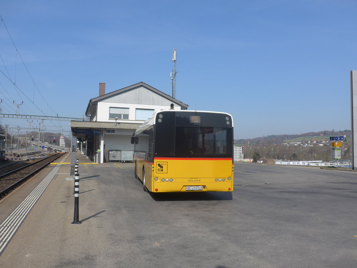 (215'571) - PostAuto Bern - Nr. 7/BE 435'814 - Solaris (ex Lengacher, Wichtrach Nr. 4) am 27. M�rz 2020 beim Bahnhof Flamatt