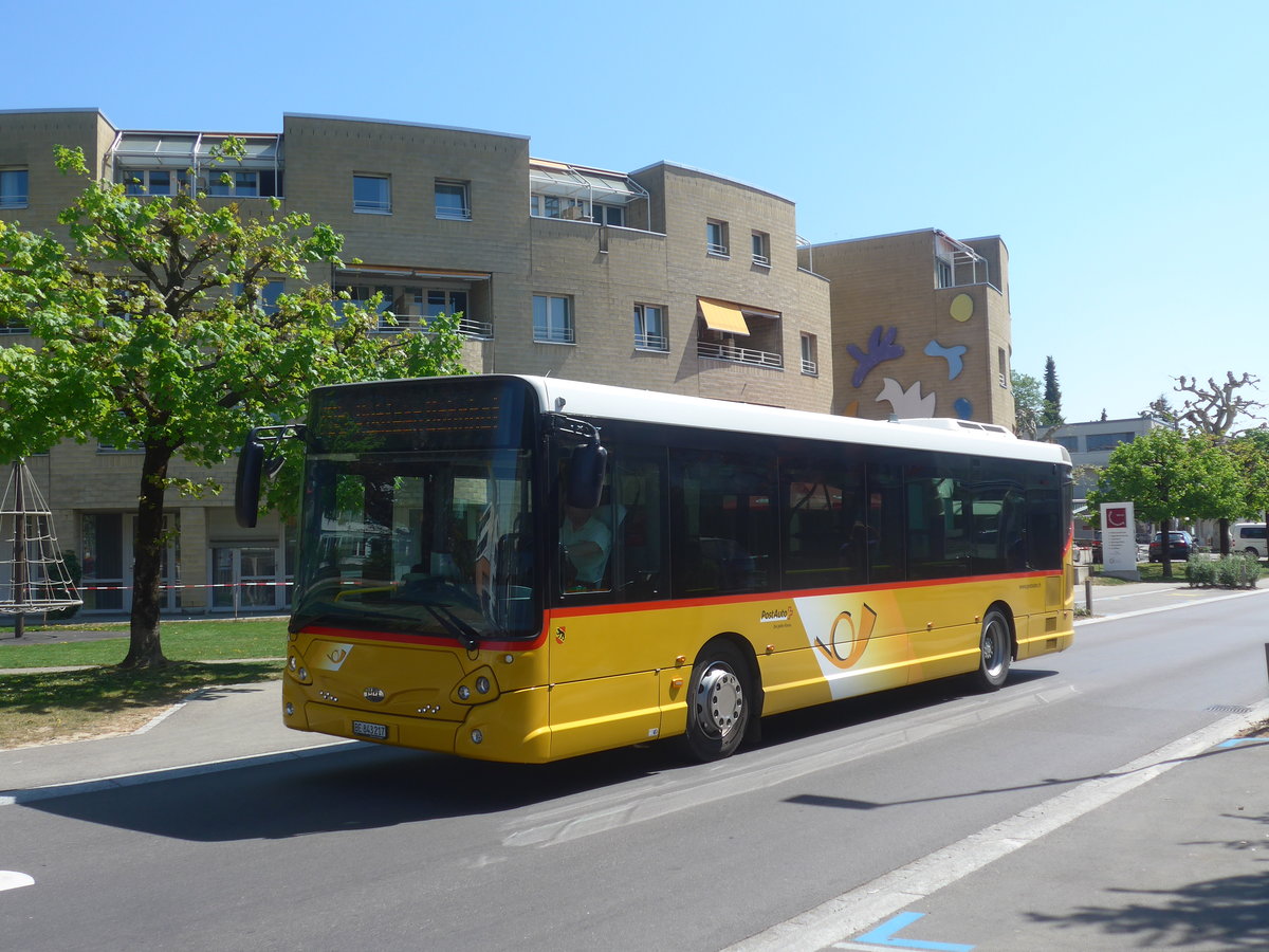 (216'359) - PostAuto Bern - Nr. 217/BE 843'217 - Heuliez am 22. April 2020 beim Bahnhof Worb Dorf