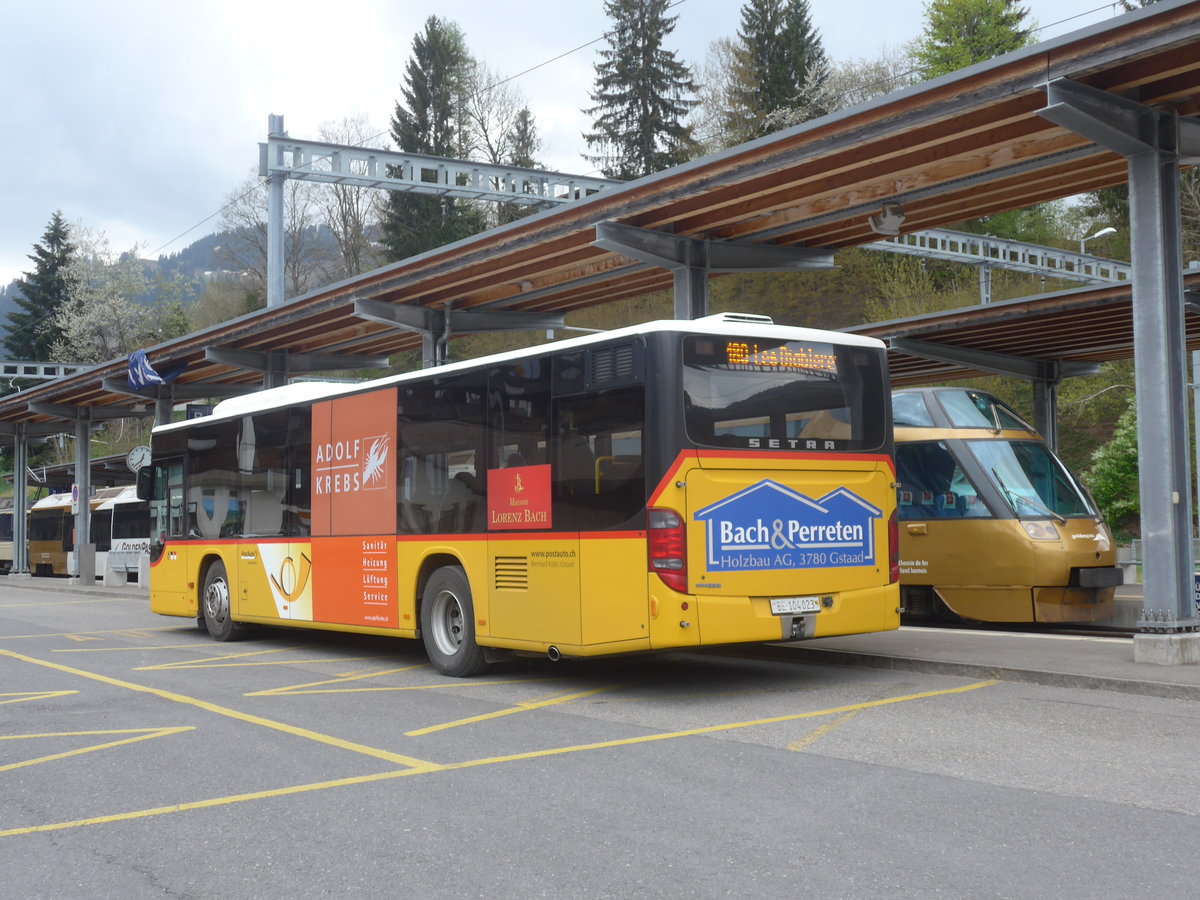 (216'486) - K�bli, Gstaad - BE 104'023 - Setra (ex Nr. 1) am 26. April 2020 beim Bahnhof Gstaad