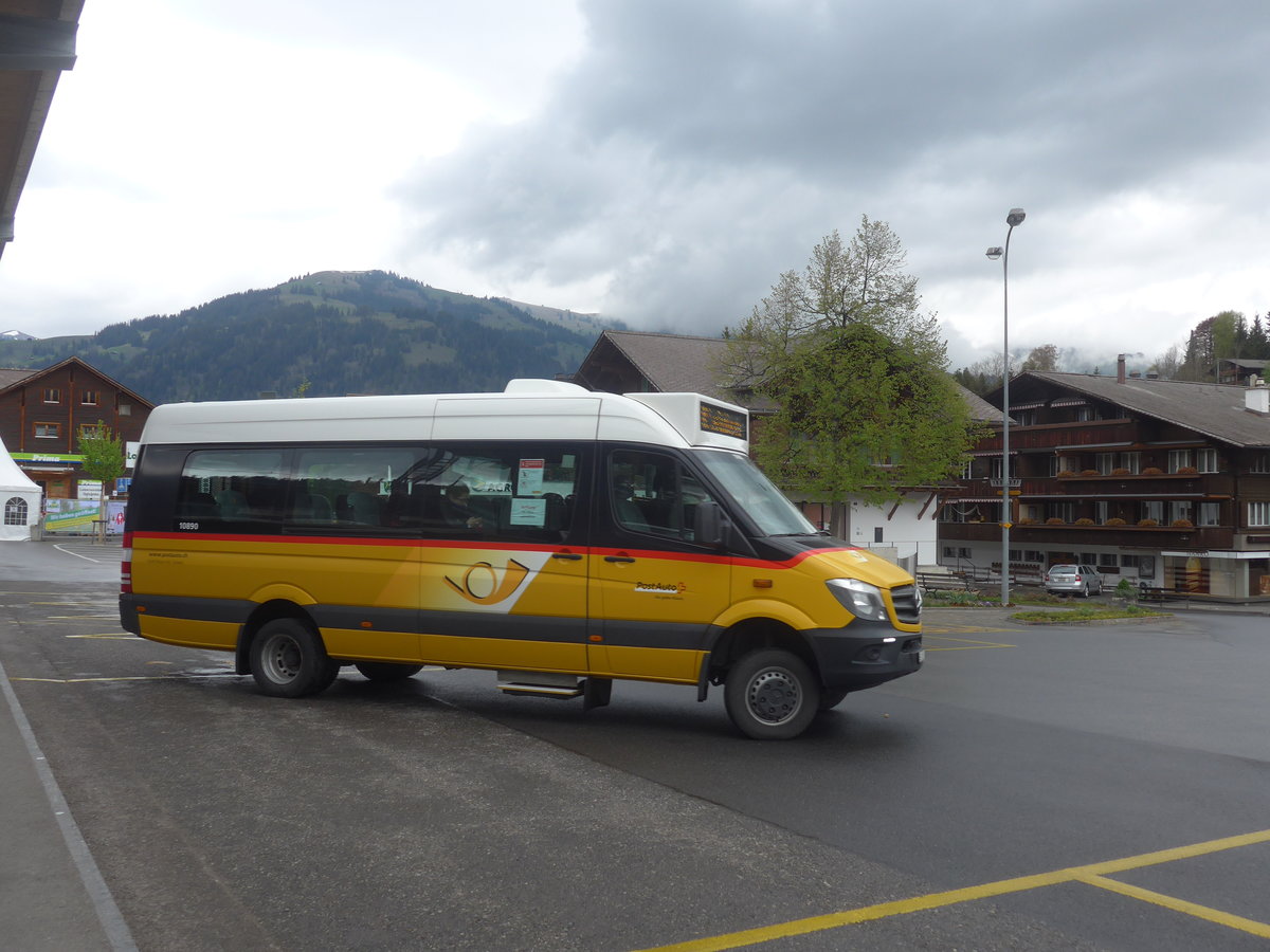 (216'509) - K�bli, Gstaad - BE 305'545 - Mercedes am 26. April 2020 beim Bahnhof Gstaad