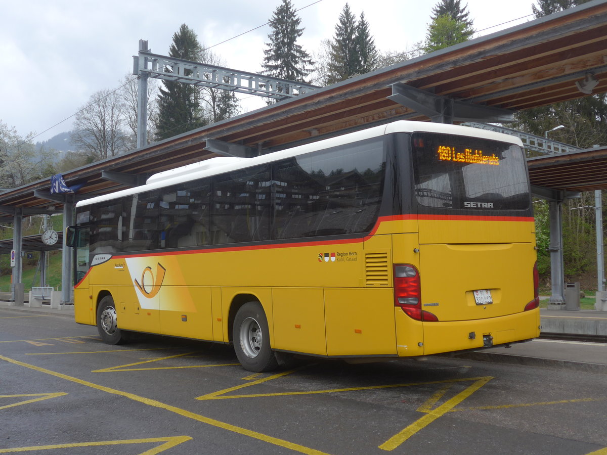 (216'512) - K�bli, Gstaad - Nr. 3/BE 330'862 - Setra am 26. April 2020 beim Bahnhof Gstaad