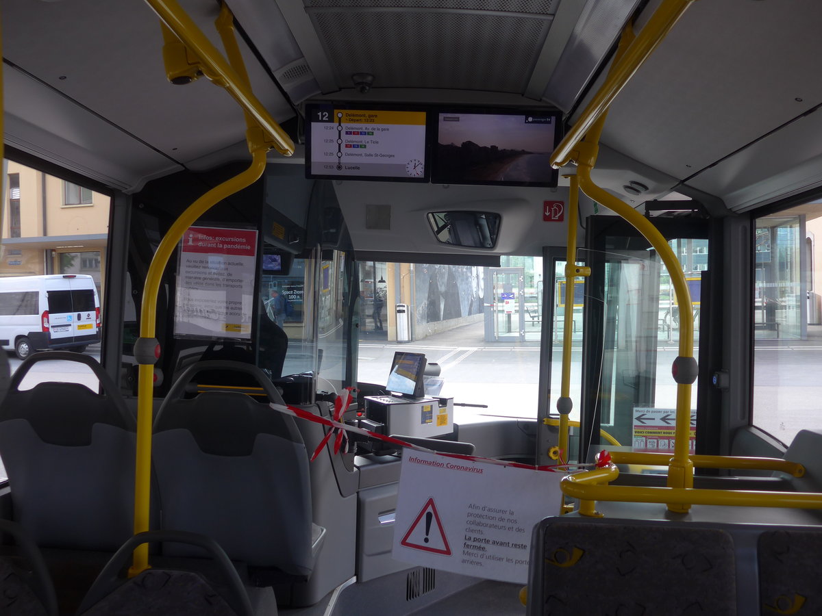 (216'934) - CarPostal Ouest - JU 44'299 - Mercedes am 10. Mai 2020 beim Bahnhof Del�mont (Innenaufnahme)