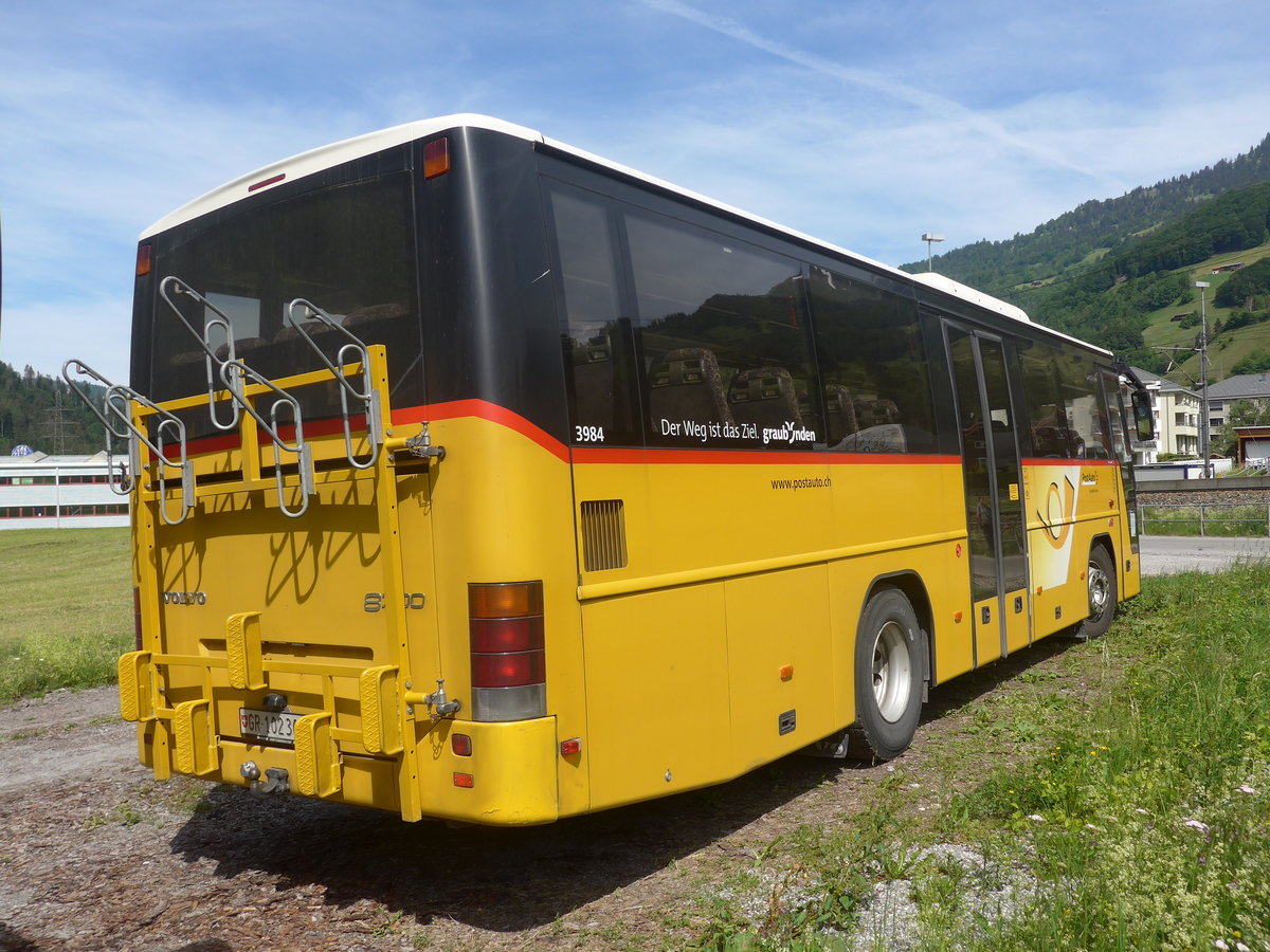 (217'202) - PostAuto Graub�nden - GR 102'306 - Volvo am 23. Mai 2020 beim Bahnhof Schiers