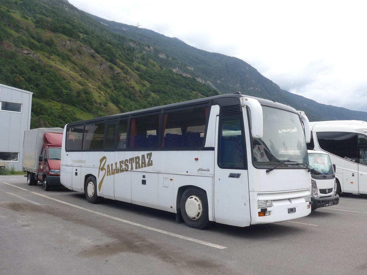 (217'895) - Ballestraz, Gr�ne - Renault am 13. Juni 2020 in Saxon, Garage Visa