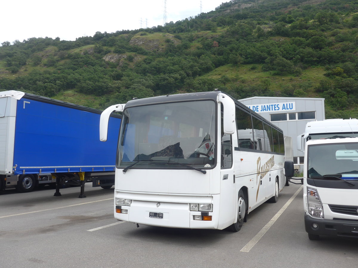 (217'896) - Ballestraz, Gr�ne - Renault am 13. Juni 2020 in Saxon, Garage Visa