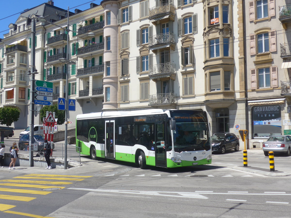 (218'530) - transN, La Chaux-de-Fonds - Nr. 424/NE 195'424 - Mercedes am 6. Juli 2020 beim Bahnhof Neuch�tel