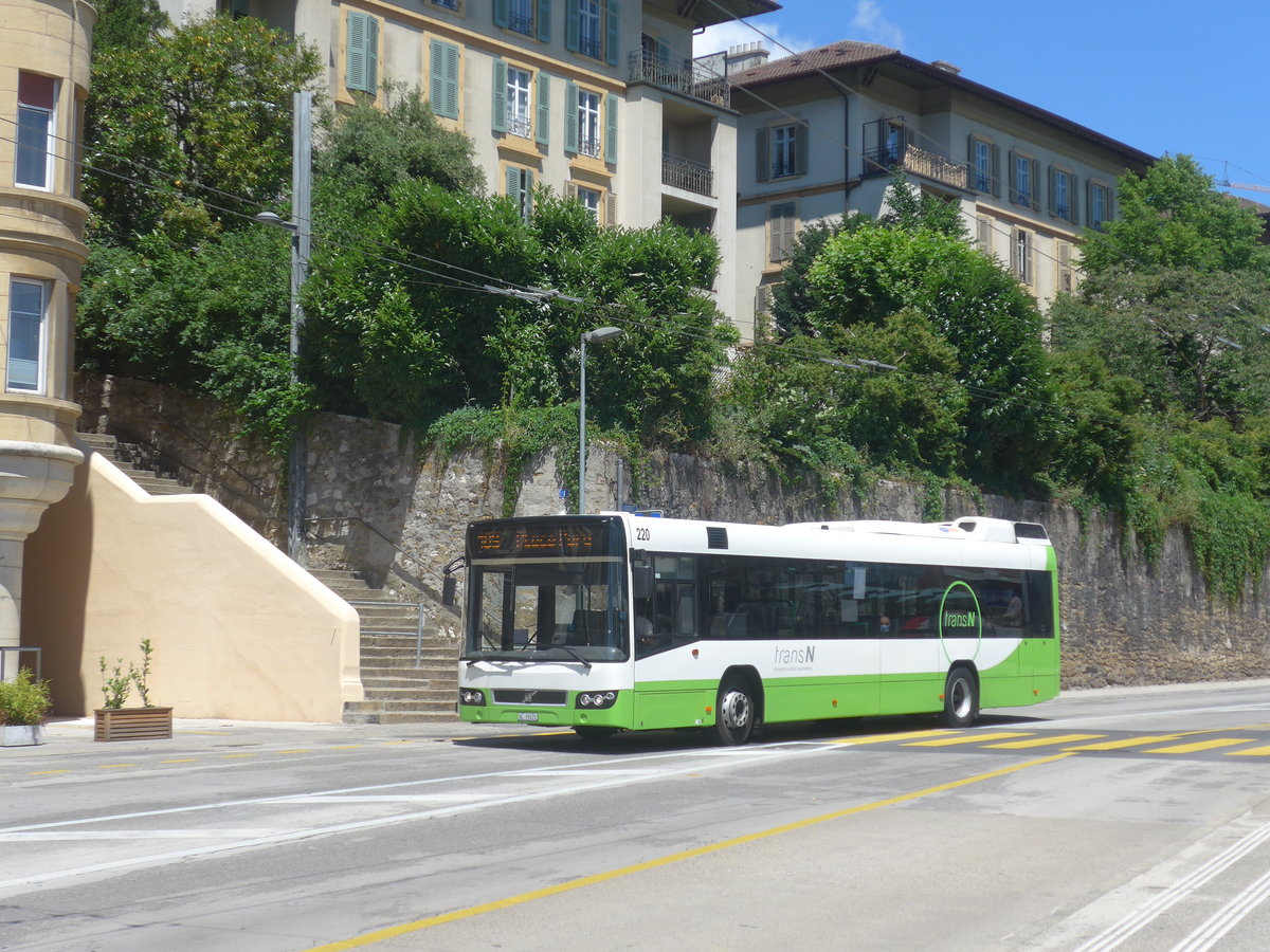 (218'542) - transN, La Chaux-de-Fonds - Nr. 220/NE 99'220 - Volvo (ex TN Neuch�tel Nr. 220) am 6. Juli 2020 beim Bahnhof Neuch�tel