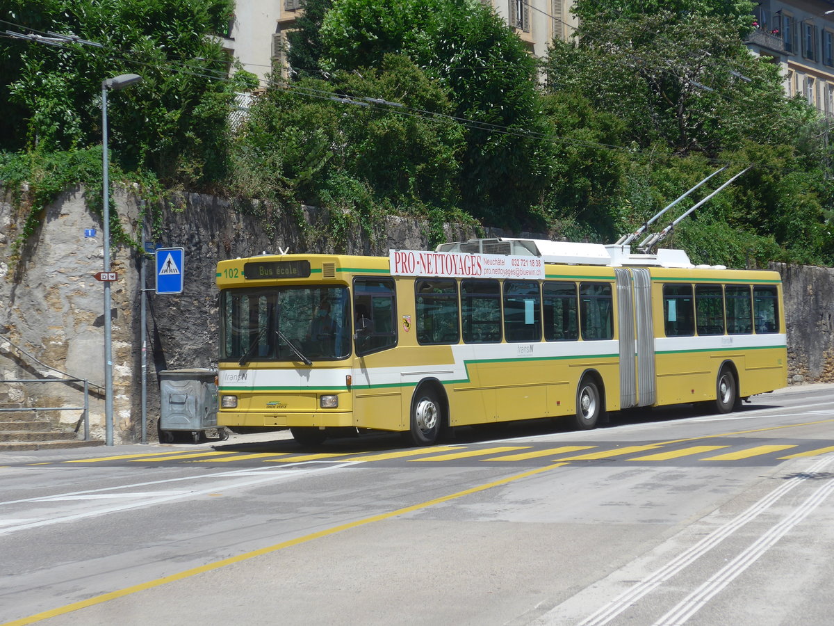(218'548) - transN, La Chaux-de-Fonds - Nr. 102 - NAW/Hess Gelenktrolleybus (ex TN Neuch�tel Nr. 102) am 6. Juli 2020 beim Bahnhof Neuch�tel