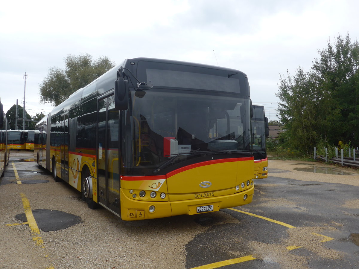 (220'314) - CarPostal Ouest - VD 242'251 - Solaris (ex TPB, S�deilles) am 30. August 2020 in Yverdon, Garage