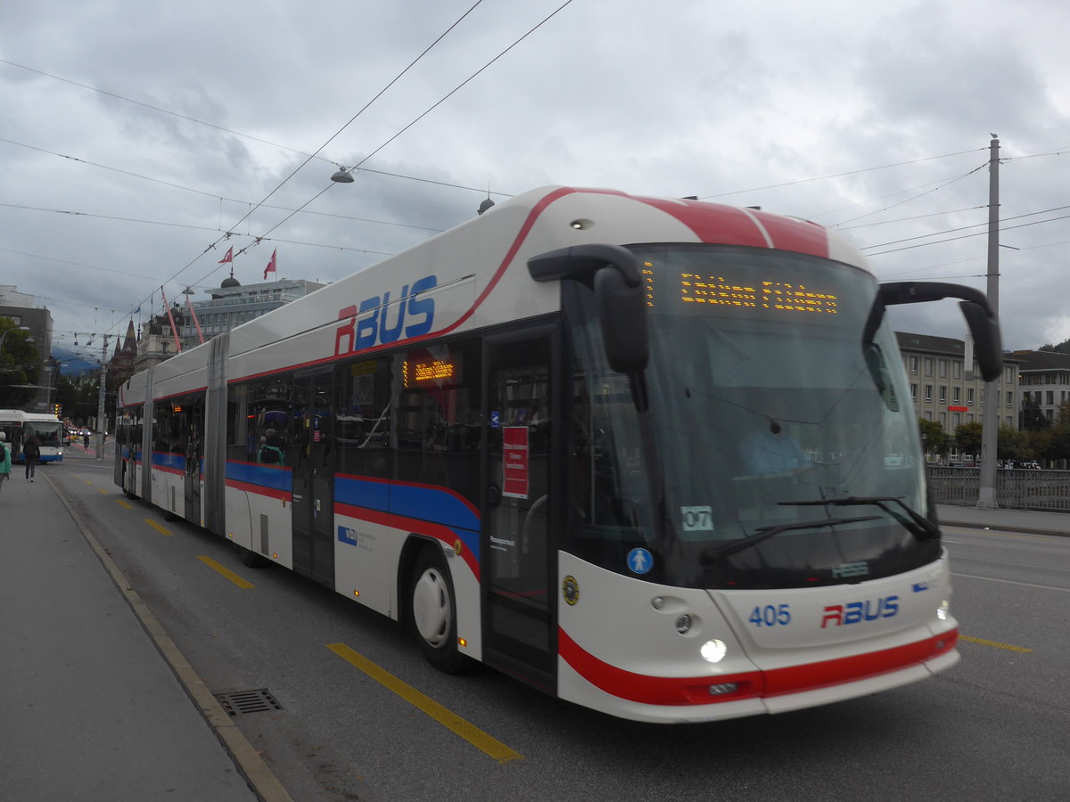 (221'404) - VBL Luzern - Nr. 405 - Hess/Hess Doppelgelenktrolleybus am 25. September 2020 in Luzern, Bahnhofbr�cke