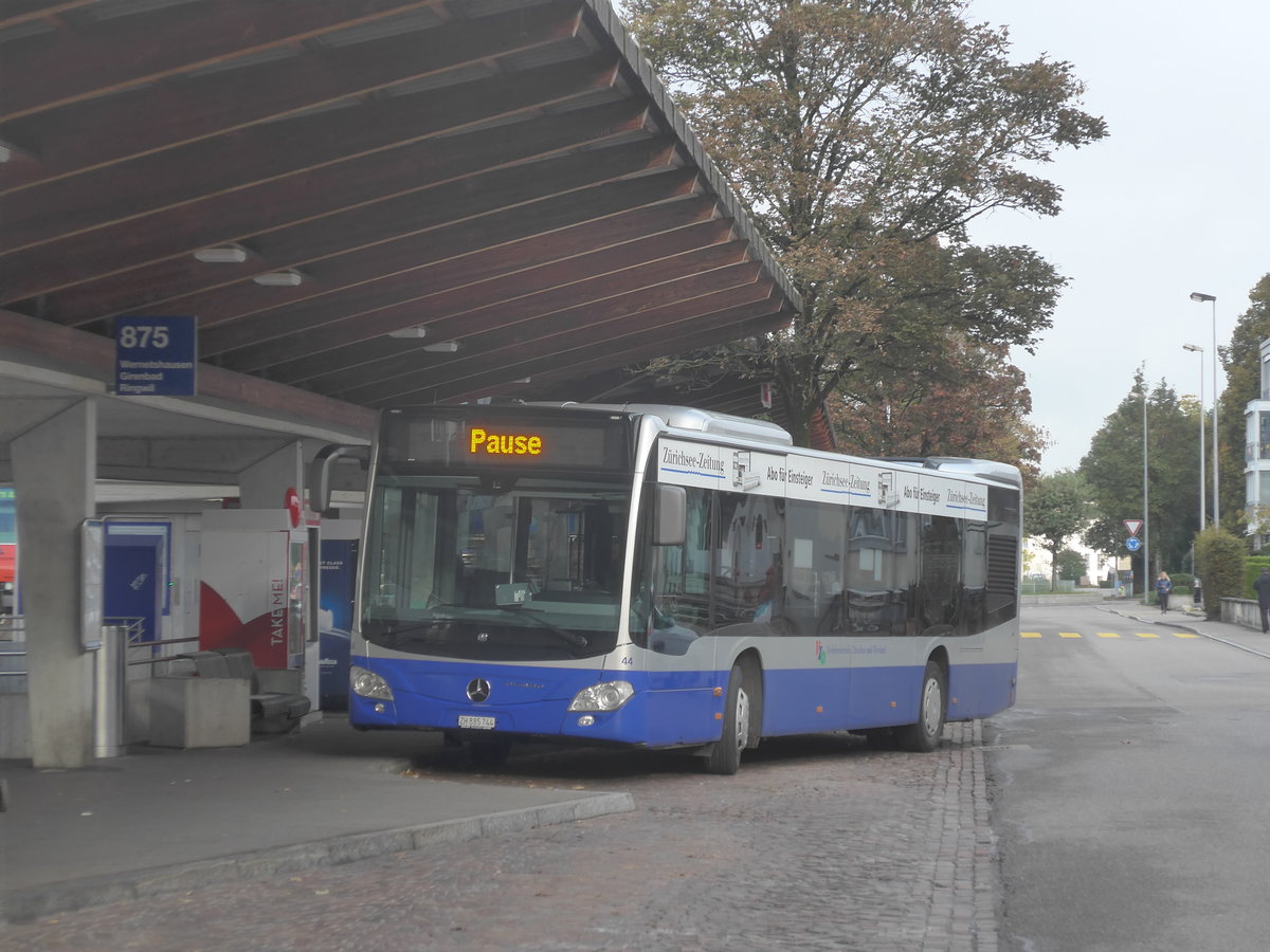 (221'802) - VZO Gr�ningen - Nr. 44/ZH 885'744 - Mercedes am 12. Oktober 2020 beim Bahnhof Hinwil