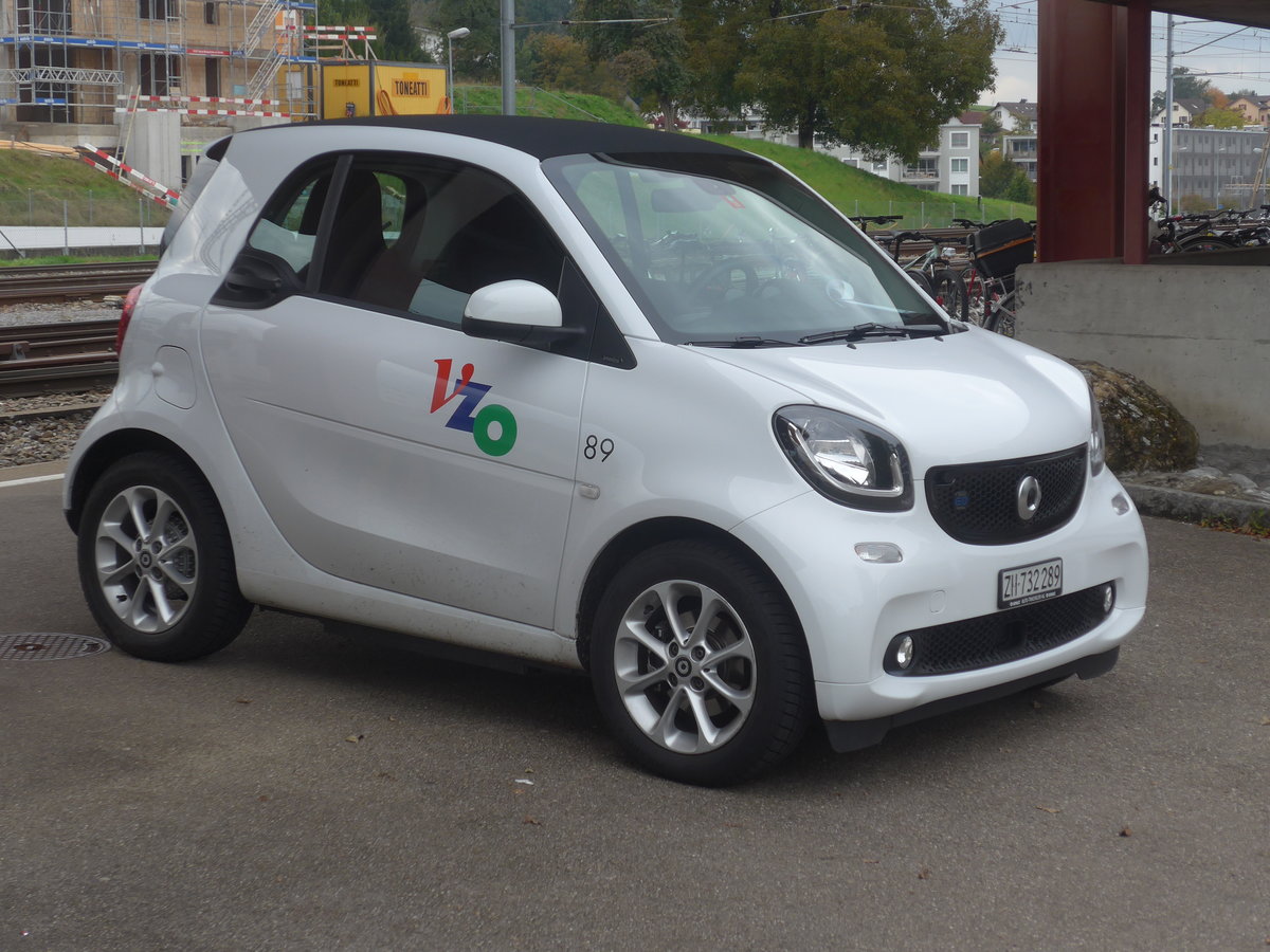(221'900) - VZO Gr�ningen - Nr. 89/ZH 732'289 - Smart am 12. Oktober 2020 beim Bahnhof Wetzikon