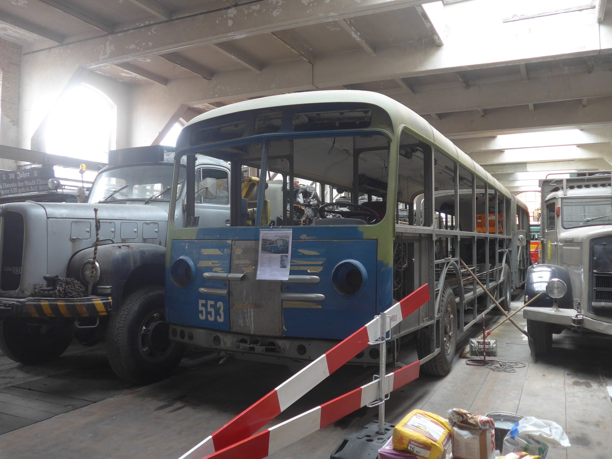 (222'292) - VBZ Z�rich (OCS) - Nr. 553 - Saurer/Saurer (ex Nr. 201) am 21. Oktober 2020 in Arbon, Saurermuseum Depot (1. Gelenkautobus der Schweiz!)