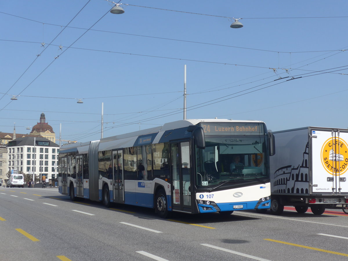 (223'785) - VBL Luzern - Nr. 107/LU 15'057 - Solaris am 26. Februar 2021 in Luzern, Bahnhofbr�cke
