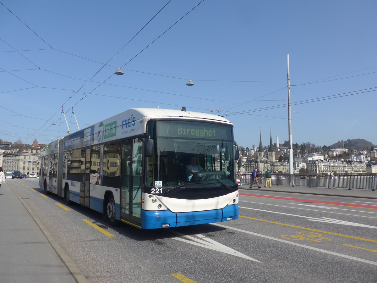 (223'790) - VBL Luzern - Nr. 221 - Hess/Hess Gelenktrolleybus am 26. Februar 2021 in Luzern, Bahnhofbr�cke