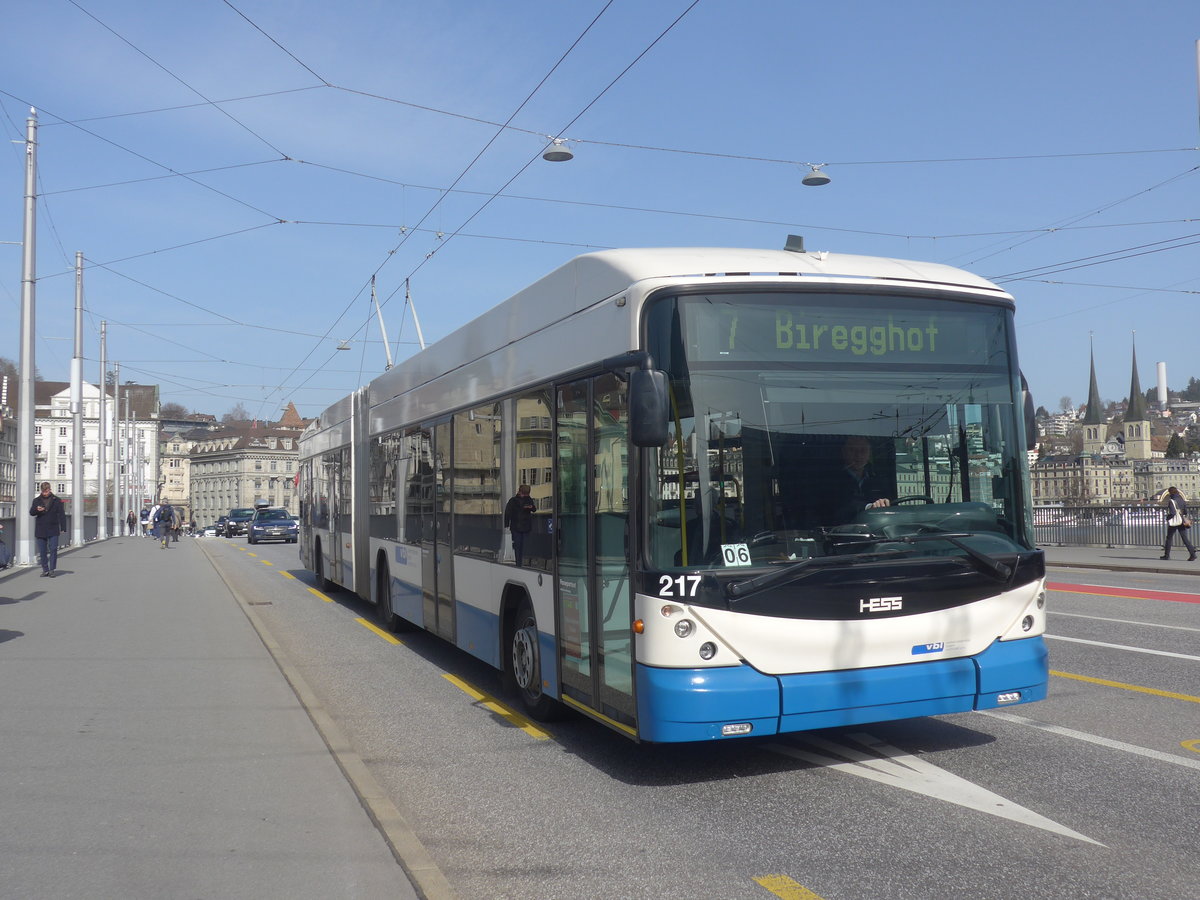 (223'795) - VBL Luzern - Nr. 217 - Hess/Hess Gelenktrolleybus am 26. Februar 2021 in Luzern, Bahnhofbr�cke