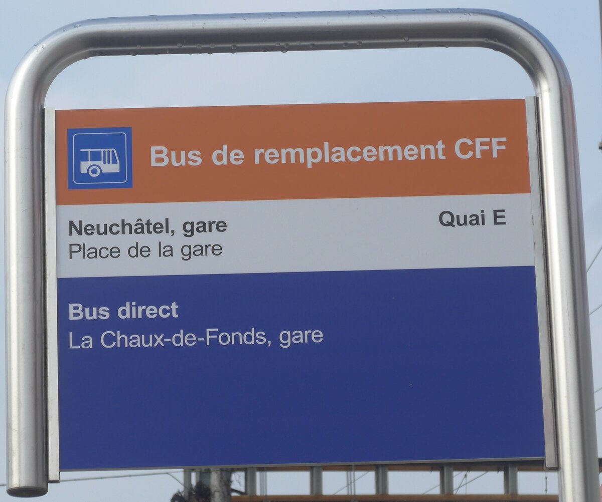 (223'995) - SBB CFF FFS-Haltestellenschild - Neuch�tel, gare - am 7. M�rz 2021