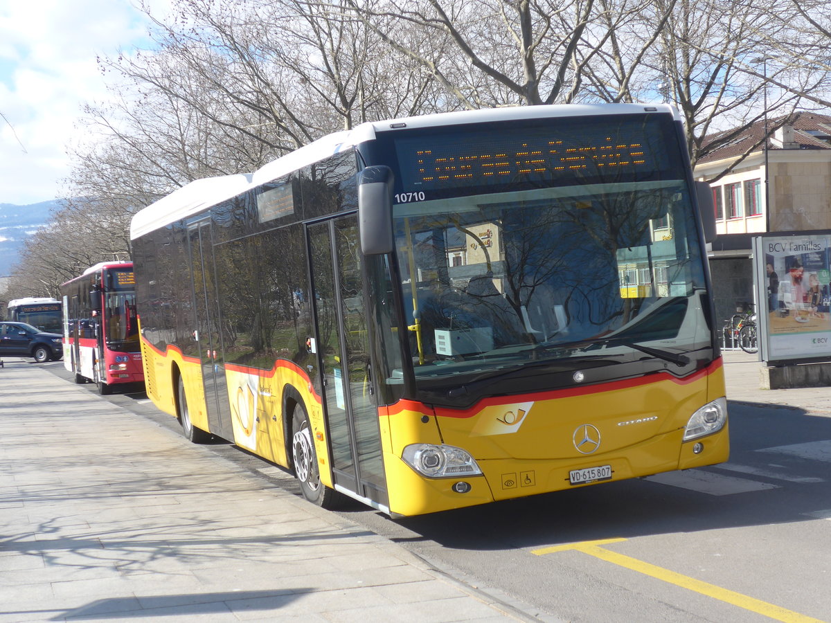 (224'318) - CarPostal Ouest - VD 615'807 - Mercedes am 20. M�rz 2021 beim Bahnhof Yverdon