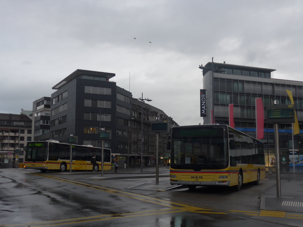 (224'351) - STI Thun - Nr. 129/BE 800'129 + Nr. 130/BE 801'130 - MAN am 27. M�rz 2021 beim Bahnhof Thun