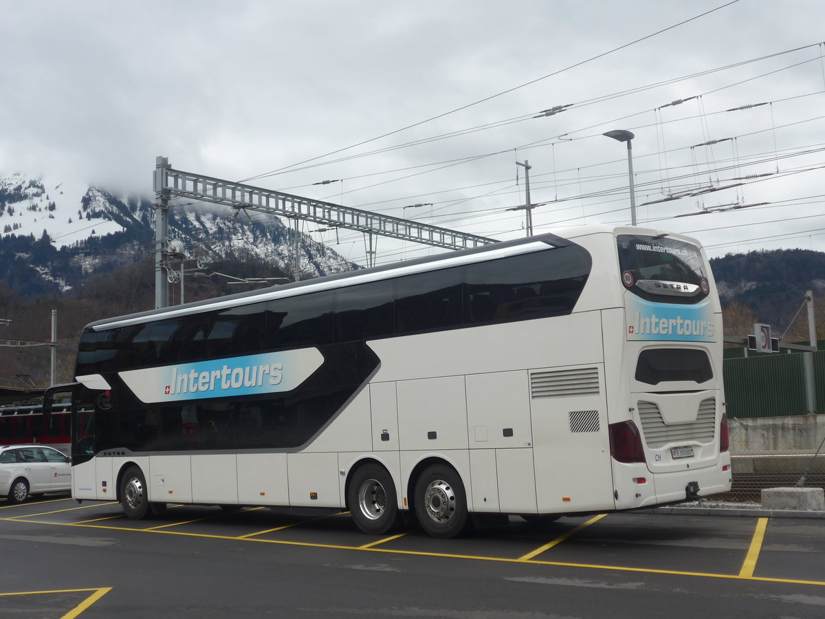 (224'408) - Intertours, Domdidier - FR 300'660 - Setra am 27. M�rz 2021 beim Bahnhof Stansstad