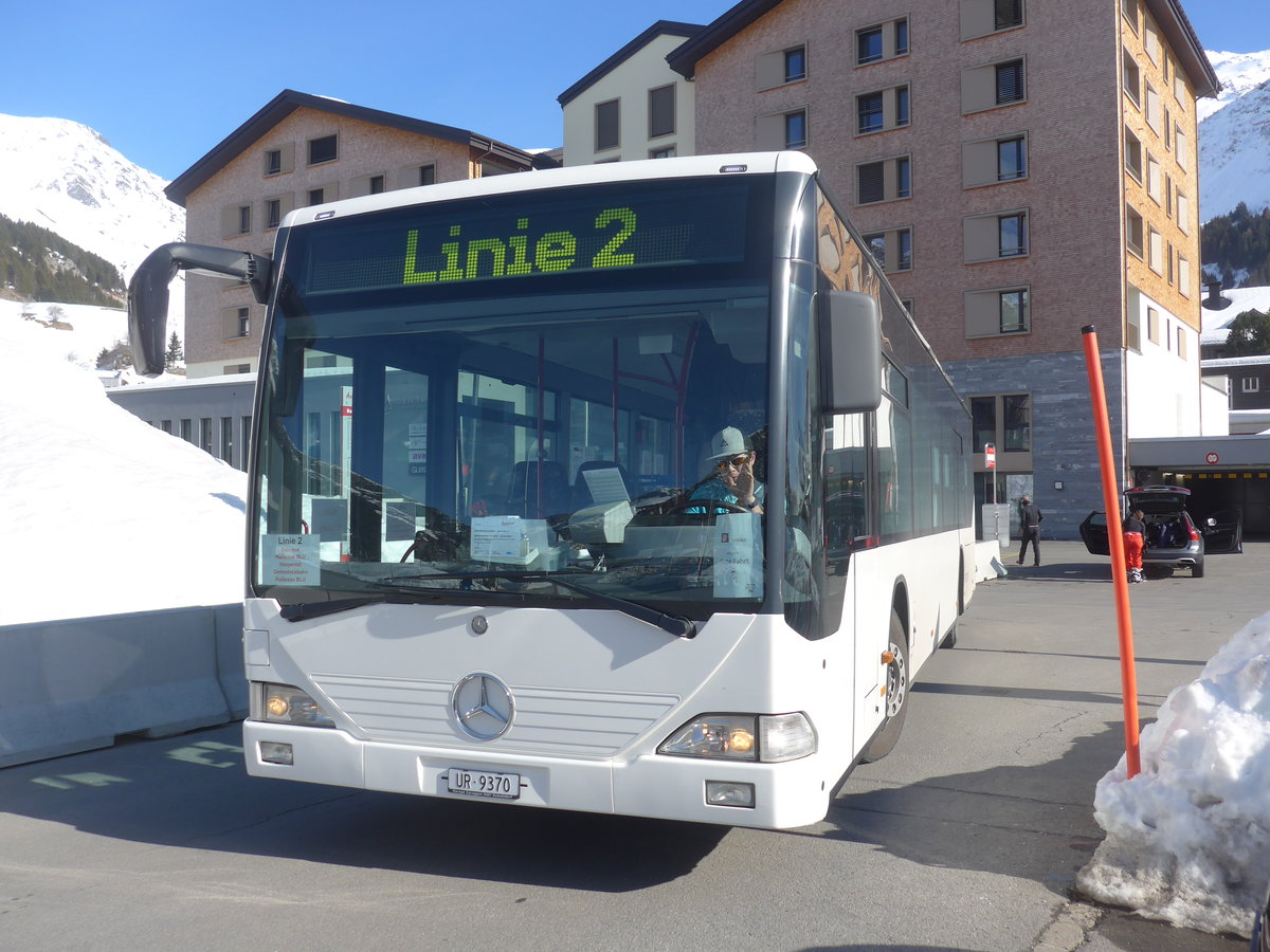 (224'548) - Andermatt-Urserntal Tourismus, Andermatt - UR 9370 - Mercedes am 28. M�rz 2021 in Andermatt, Bahnhofplatz