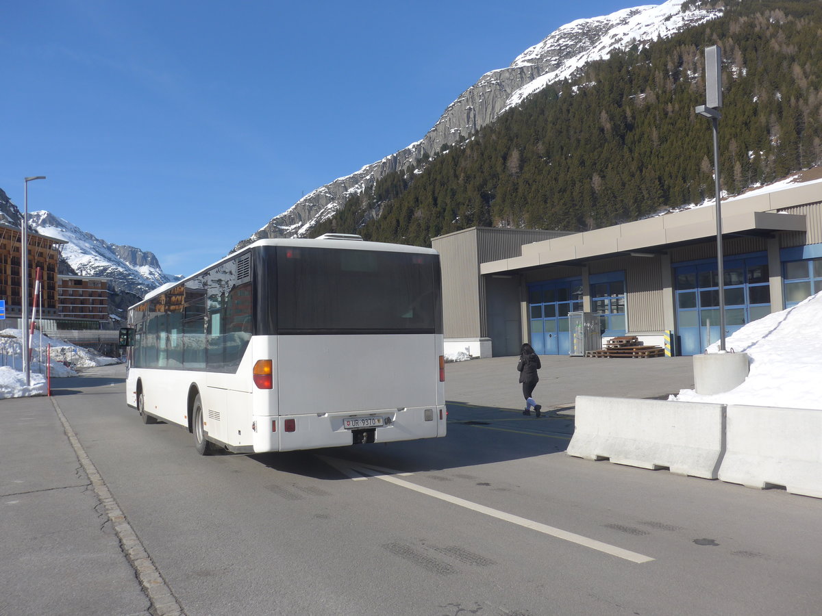 (224'549) - Andermatt-Urserntal Tourismus, Andermatt - UR 9370 - Mercedes am 28. M�rz 2021 in Andermatt, Bahnhofplatz