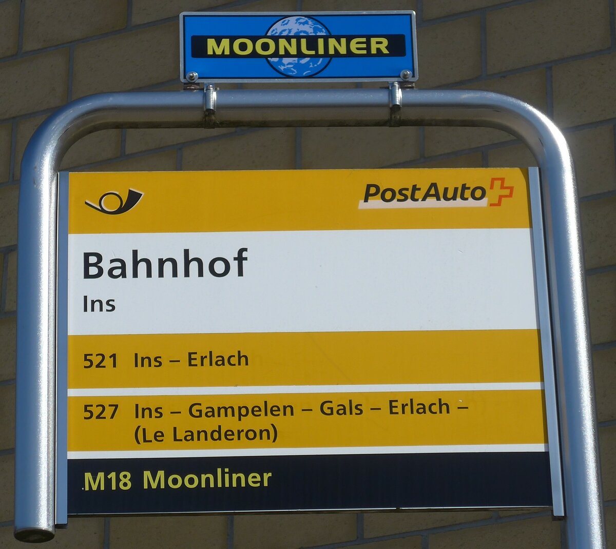 (224'607) - PostAuto-Haltestellenschild - Ins, Bahnhof - am 29. M�rz 2021