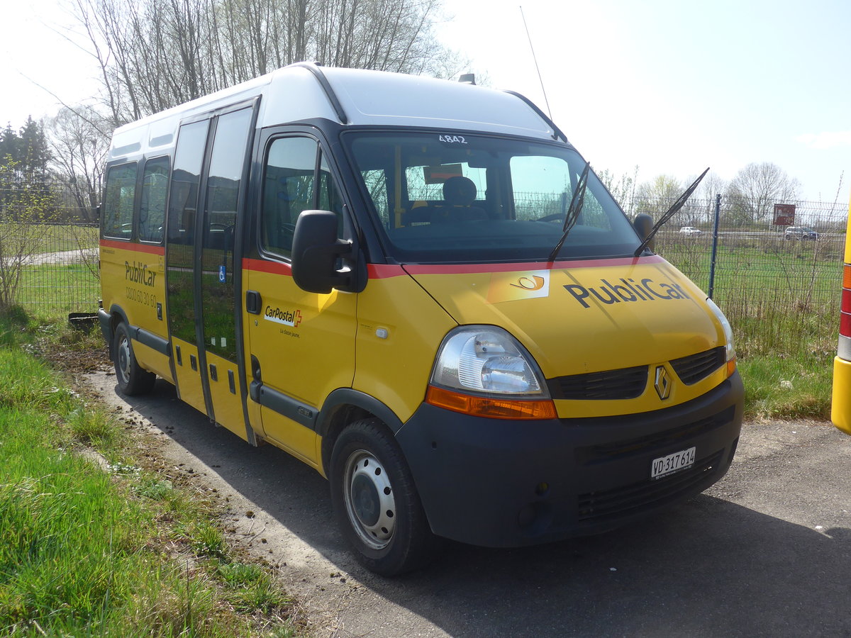 (224'765) - CarPostal Ouest - VD 317'614 - Renault (ex Favre, Avenches; ex CarPostal Ouest VD 3757; ex TPB, S�deilles) am 2. April 2021 in Avenches, Garage