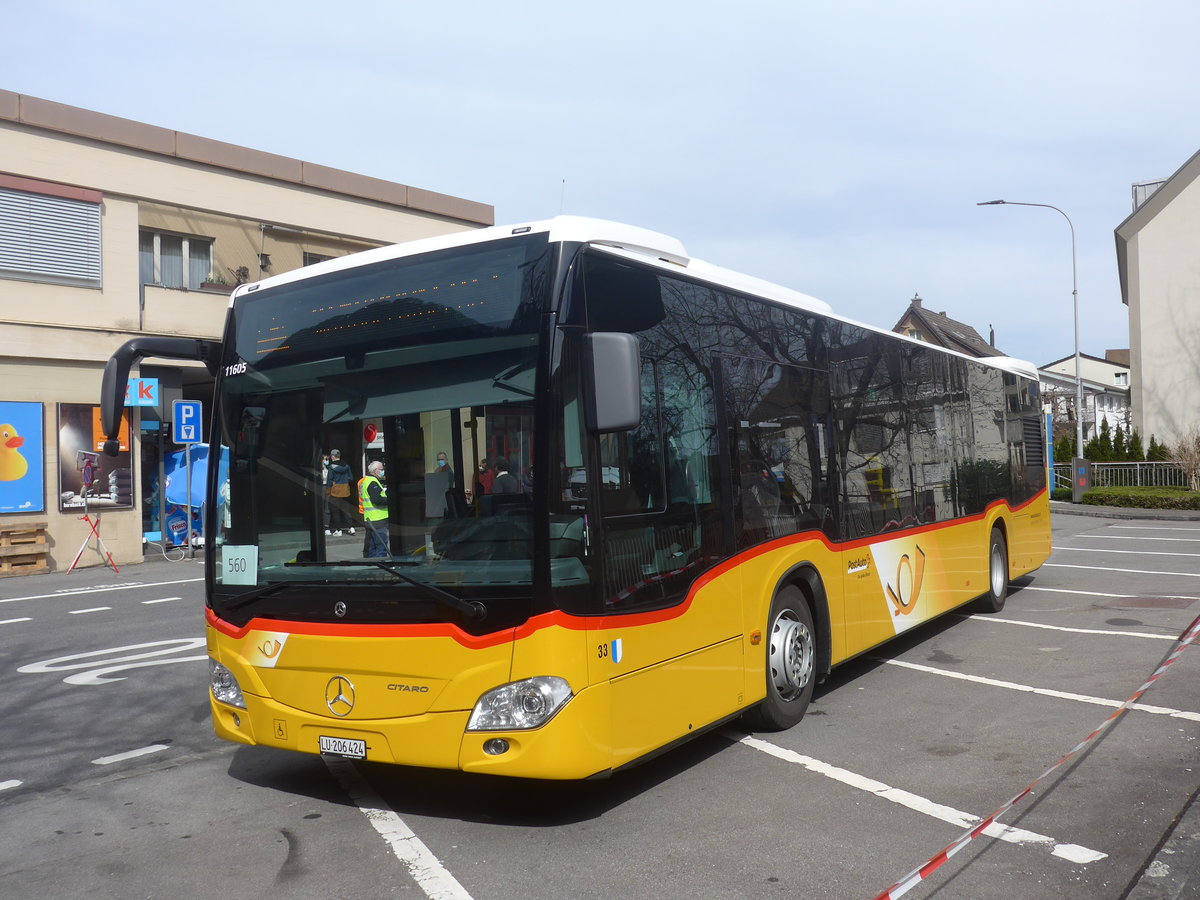 (224'823) - H�fliger, Sursee - Nr. 33/LU 206'424 - Mercedes am 5. April 2021 beim Bahnhof Hergiswil