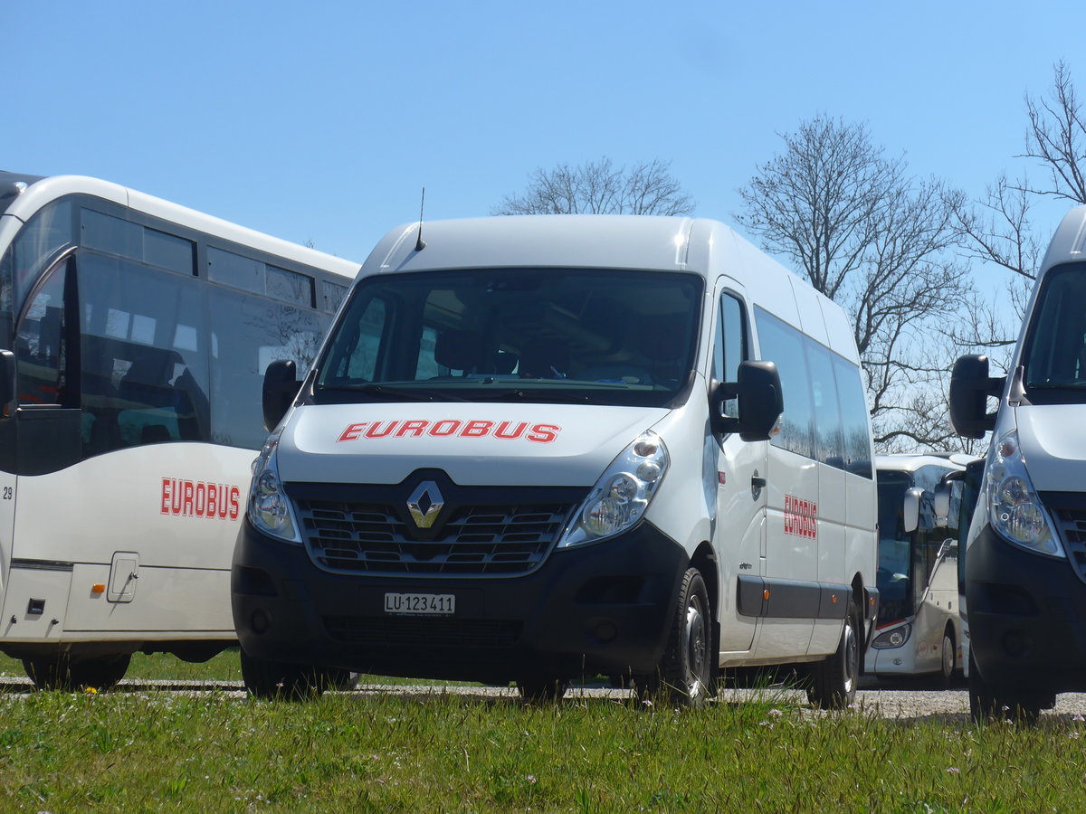 (224'919) - H�fliger, Sursee - Nr. 4/LU 123'411 - Renault am 11. April 2021 in Ruswil, Garage ARAG