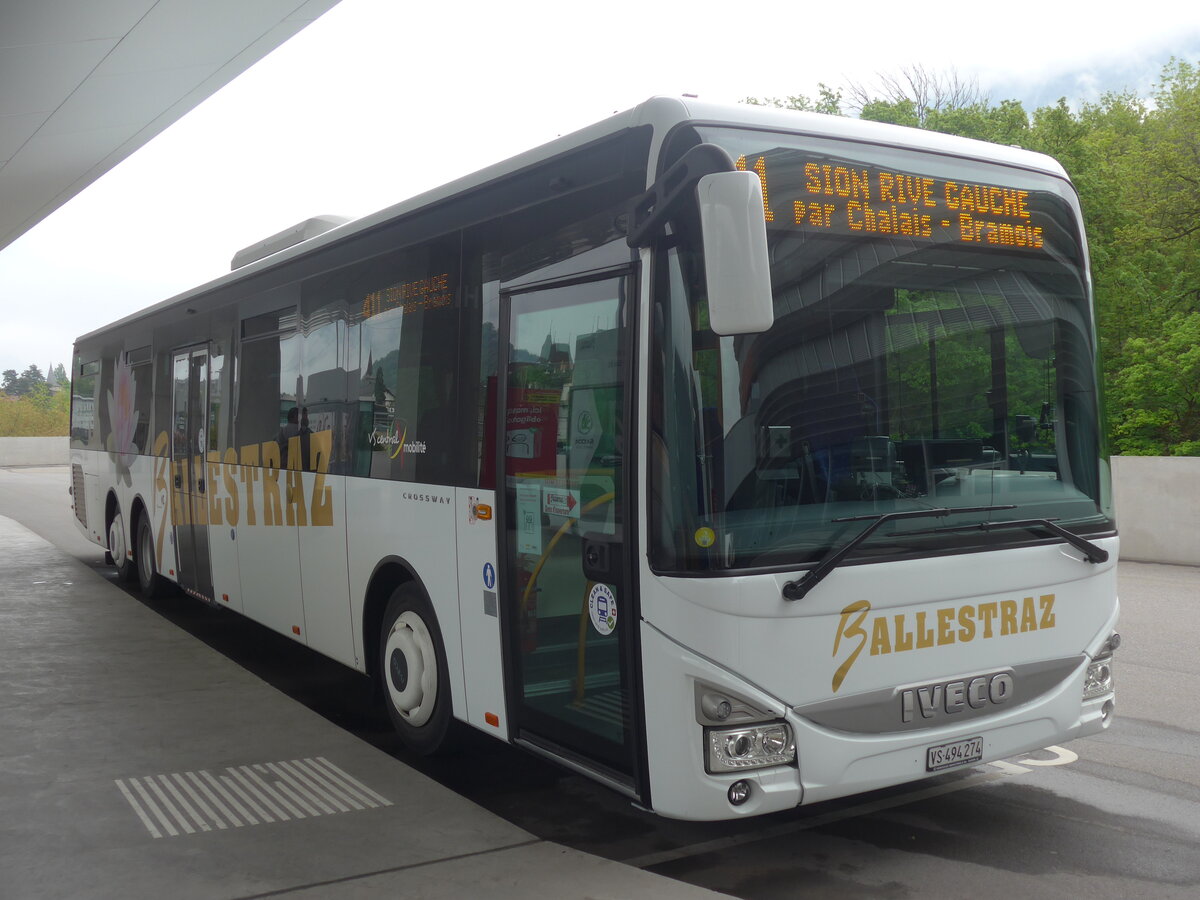 (225'377) - Ballestraz, Gr�ne - VS 494'274 - Iveco (ex Vorf�hrfahrzeug Iveco France) am 1. Mai 2021 in Sierre, Busbahnhof