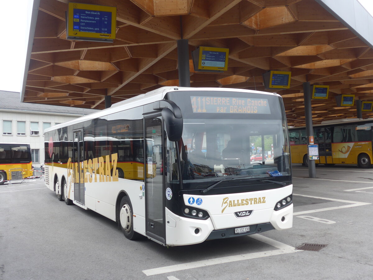 (225'420) - Ballestraz, Gr�ne - VS 332'330 - VDL am 1. Mai 2021 beim Bahnhof Sion