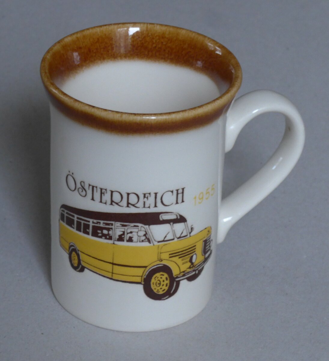 (226'828) - Aus Oesterreich: Tasse mit �STERREICH-Bus 1955 am 31. Juli 2021 in Thun