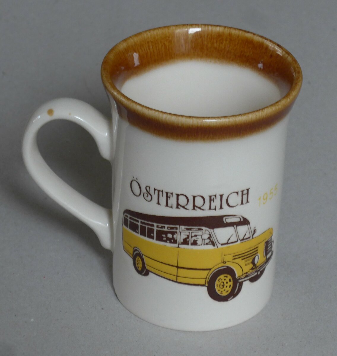 (226'829) - Aus Oesterreich: Tasse mit �STERREICH-Bus 1955 am 31. Juli 2021 in Thun