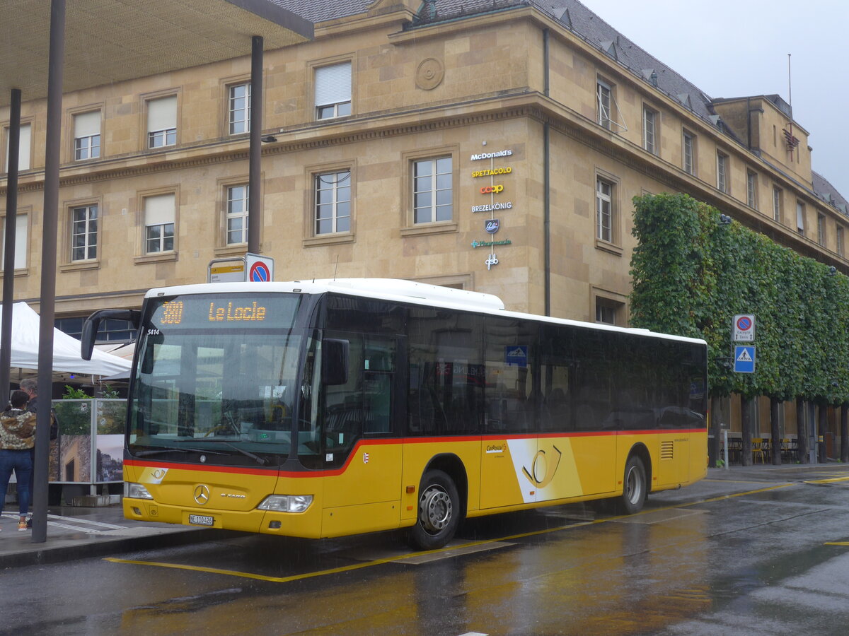 (226'940) - CarPostal Ouest - NE 110'426 - Mercedes (ex JU 28'172; ex Nr. 57; ex Stucki, Porrentruy Nr. 29) am 1. August 2021 beim Bahnhof Neuch�tel