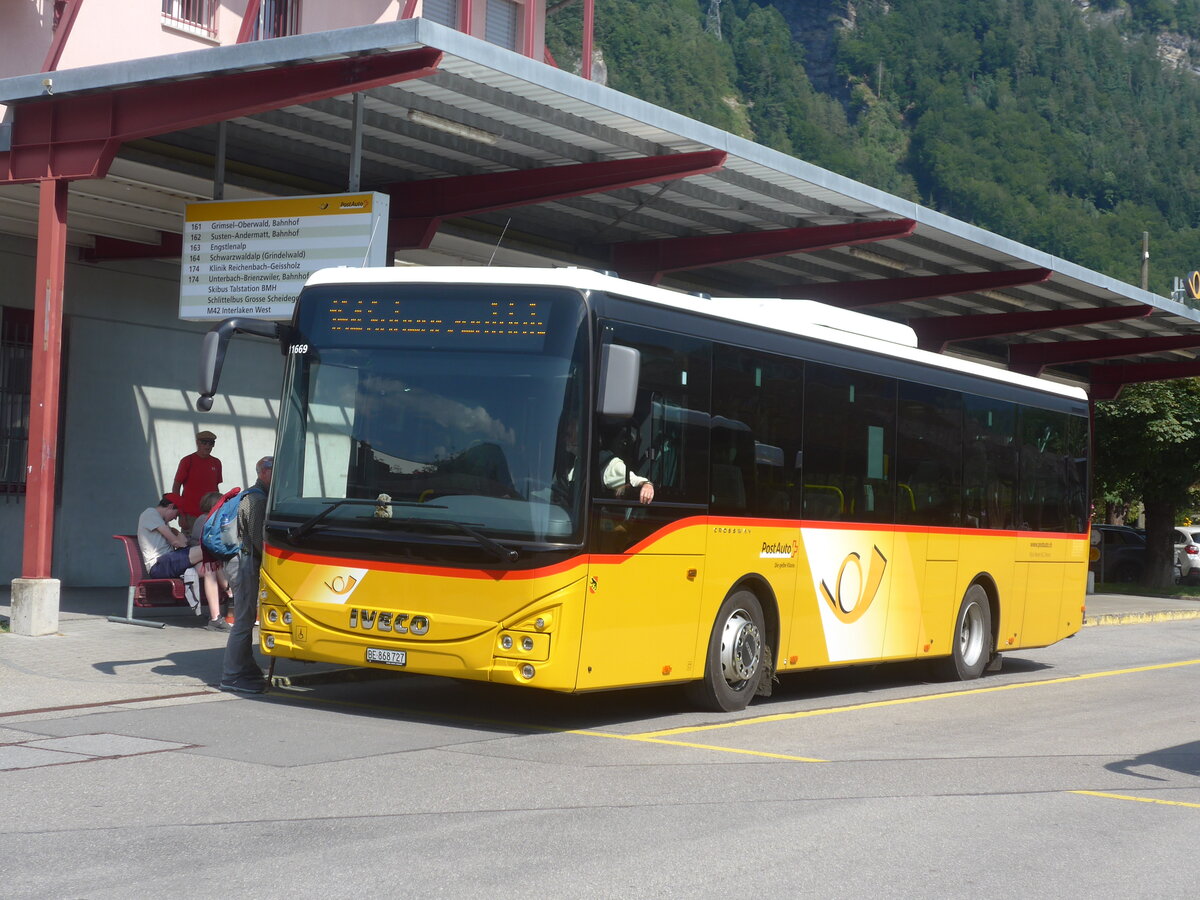 (227'476) - Fl�ck, Brienz - Nr. 27/BE 868'727 - Iveco am 21. August 2021 in Meiringen, Postautostation