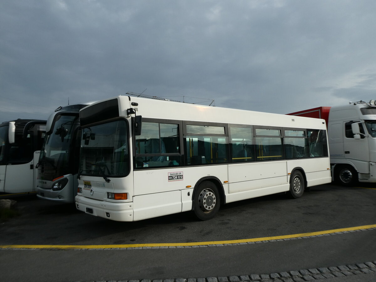 (228'320) - Taxicab, Neuch�tel - Irisbus am 25. September 2021 in Kerzers, Interbus