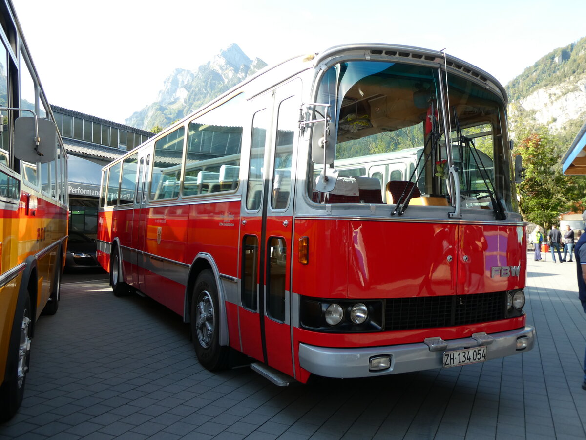 (228'521) - Gehrig, Rudolfstetten - ZH 134'054 - FBW/R&J (ex Dassen, NL-St-Geertruid; ex Bezember, NL-Alphen aan den Rijn; ex Dassen, NL-St-Geertruid; ex AFA Adelboden Nr. 18; ex AFA Adelboden Nr. 10) am 2. Oktober 2021 in N�fels, FBW-Museum