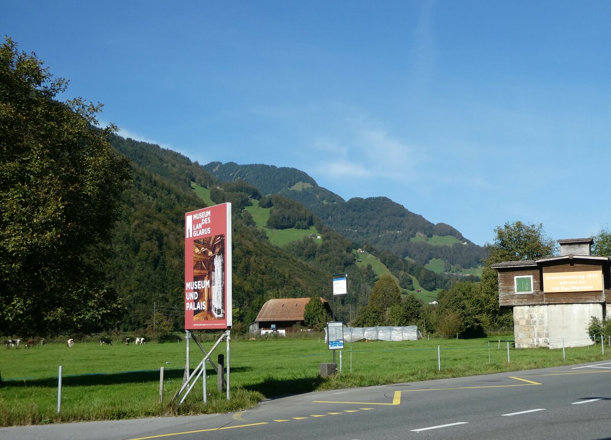 (228'569) - Glarner Bus-Haltestelle am 2. Oktober 2021 in N�fels, Sch�negg