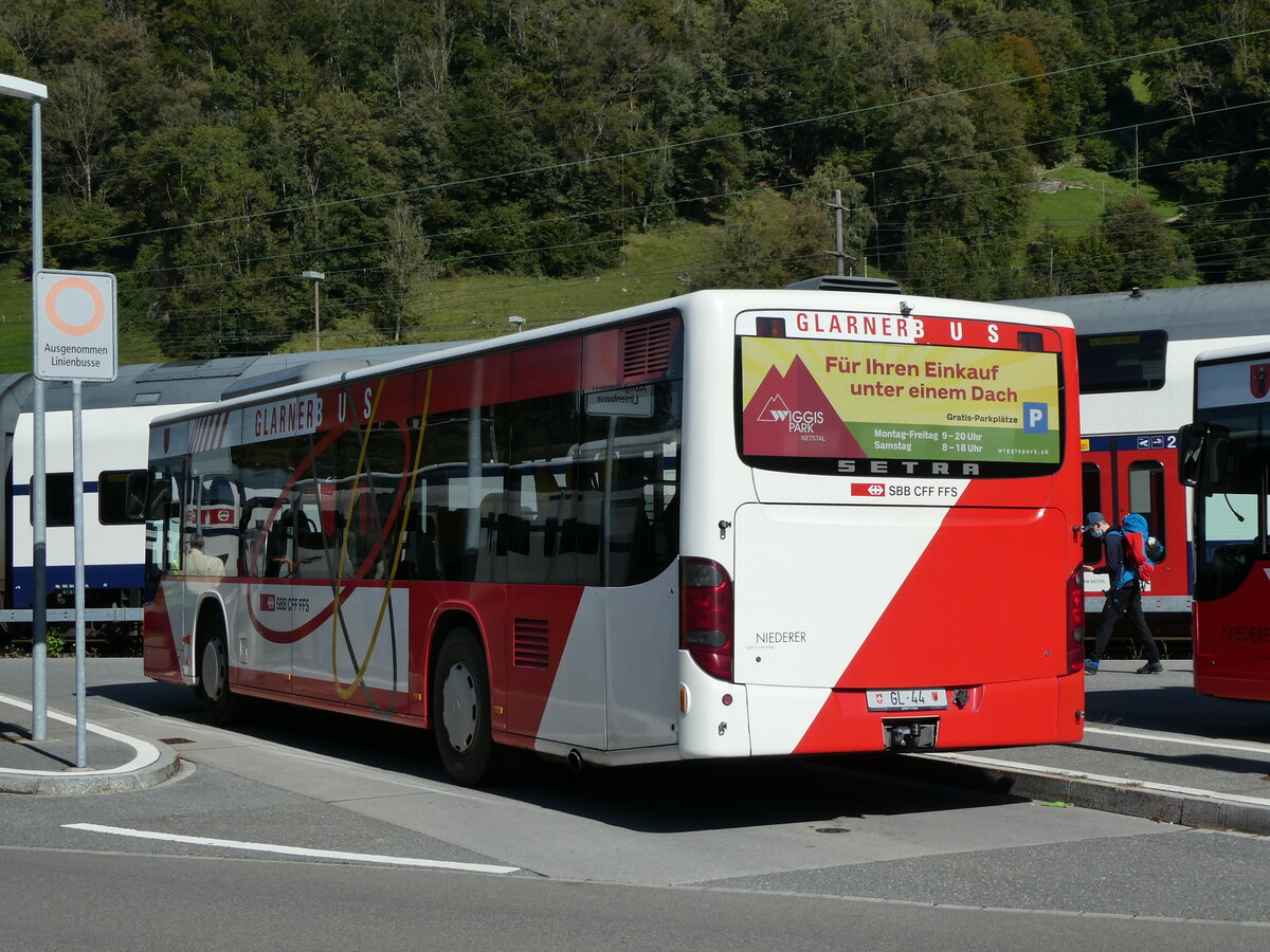(228'576) - Niederer, Filzbach - Nr. 25/GL 44 - Setra am 2. Oktober 2021 beim Bahnhof Ziegelbr�cke