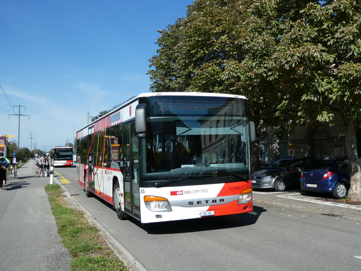 (228'582) - Niederer, Filzbach - Nr. 25/GL 44 - Setra am 2. Oktober 2021 beim Bahnhof Ziegelbr�cke