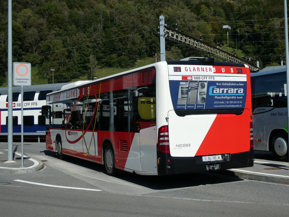 (228'588) - Niederer, Filzbach - Nr. 28/GL 95 - Mercedes am 2. Oktober 2021 beim Bahnhof Ziegelbr�cke
