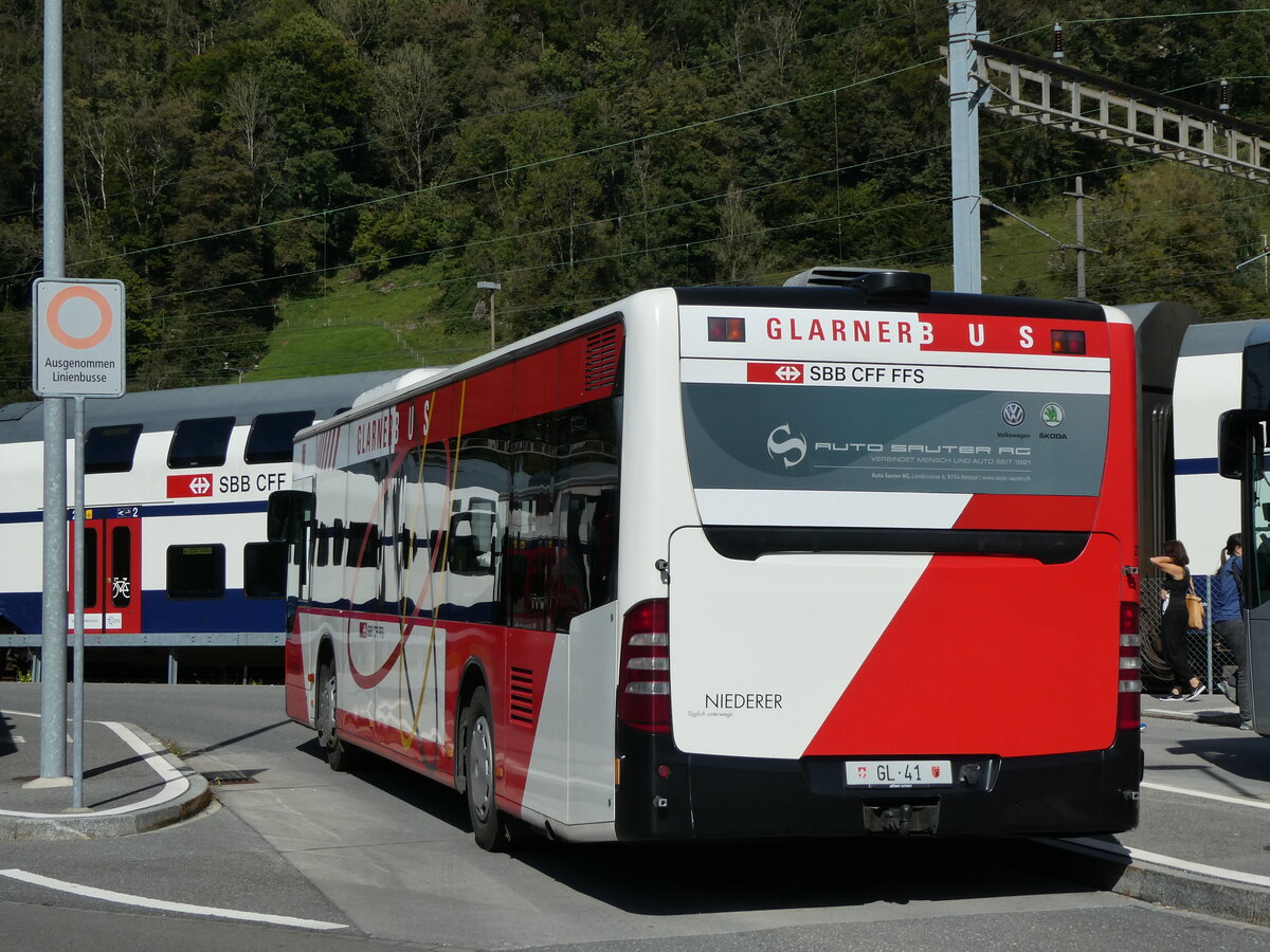 (228'599) - Niederer, Filzbach - Nr. 27/GL 41 - Mercedes am 2. Oktober 2021 beim Bahnhof Ziegelbr�cke