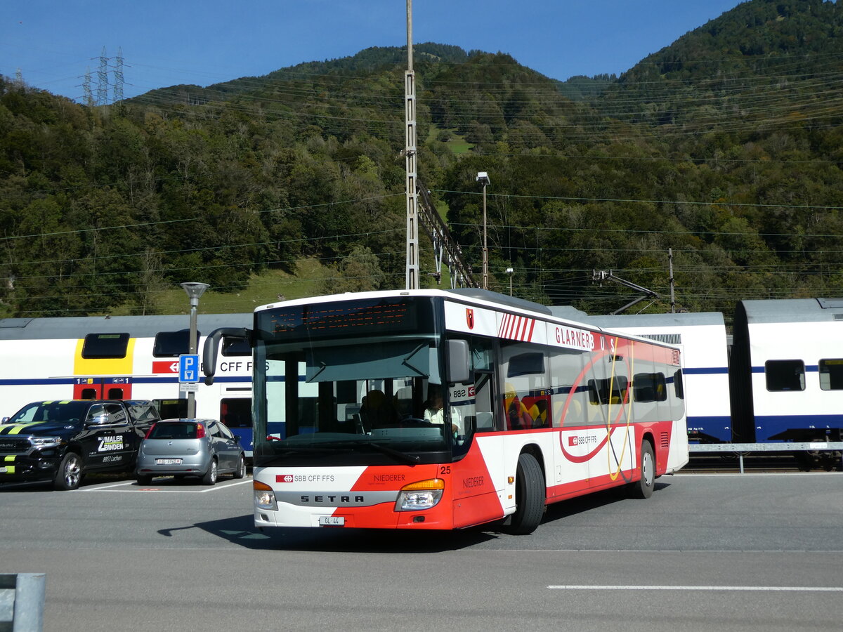(228'600) - Niederer, Filzbach - Nr. 25/GL 44 - Setra am 2. Oktober 2021 beim Bahnhof Ziegelbr�cke