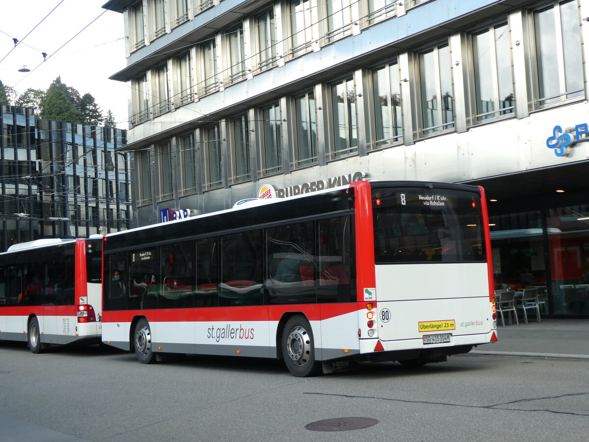 (229'076) - St. Gallerbus, St. Gallen - Nr. 304/SG 415'304 - Hess Personenanh�nger am 13. Oktober 2021 beim Bahnhof St. Gallen