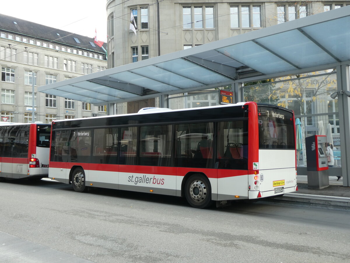 (229'104) - St. Gallerbus, St. Gallen - Nr. 302/SG 415'302 - Hess Personenanh�nger am 13. Oktober 2021 beim Bahnhof St. Gallen