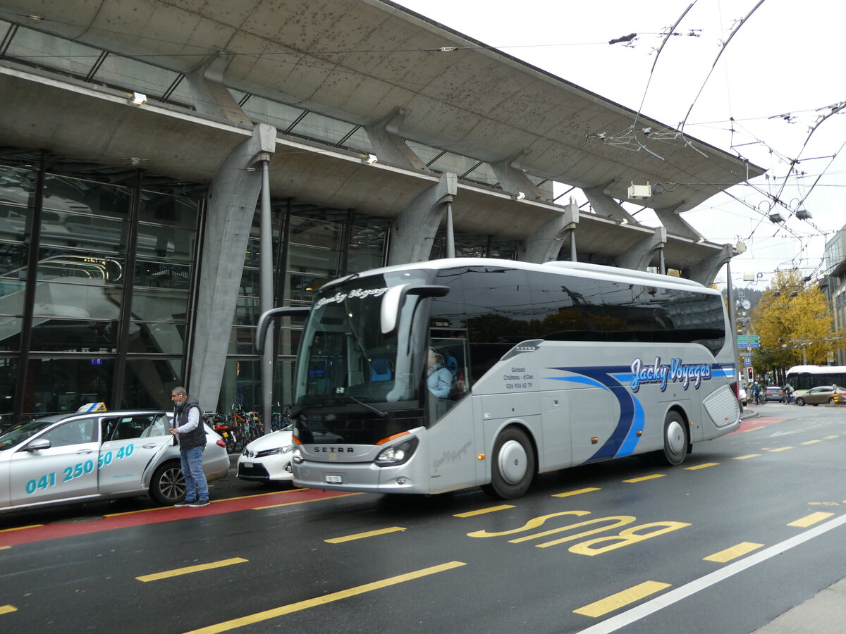 (229'711) - Jacky Voyages, Ch�teau-d'Oex - VD 710 - Setra am 22. Oktober 2021 beim Bahnhof Luzern