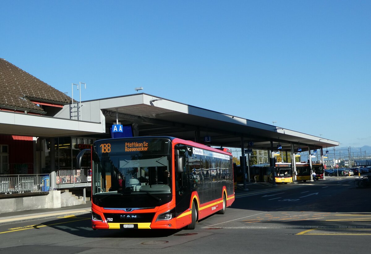 (229'791) - AHW Horgen - Nr. 752/SZ 128'931 - MAN am 23. Oktober 2021 beim Bahnhof Pf�ffikon