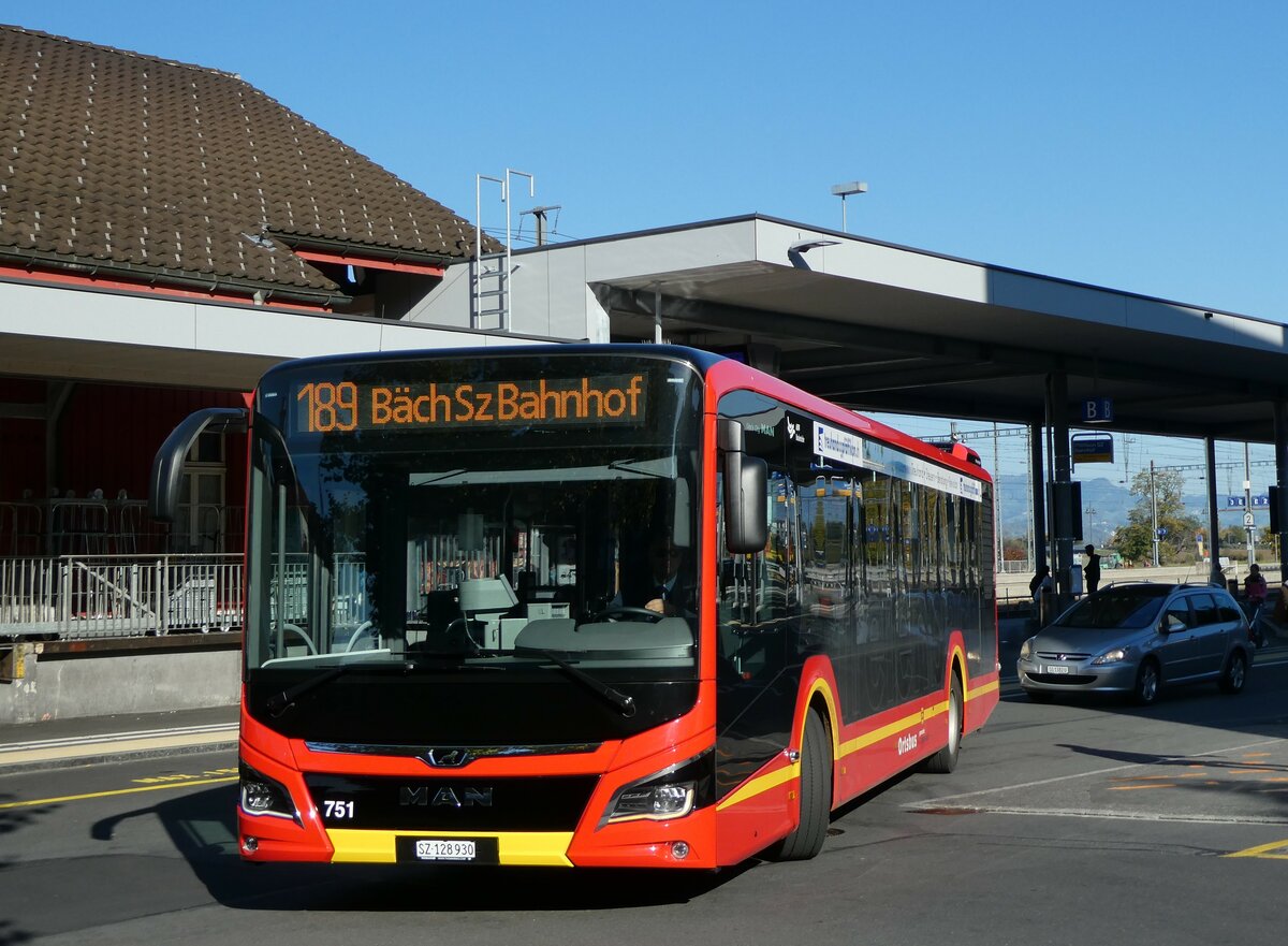 (229'795) - AHW Horgen - Nr. 751/SZ 128'930 - MAN am 23. Oktober 2021 beim Bahnhof Pf�ffikon