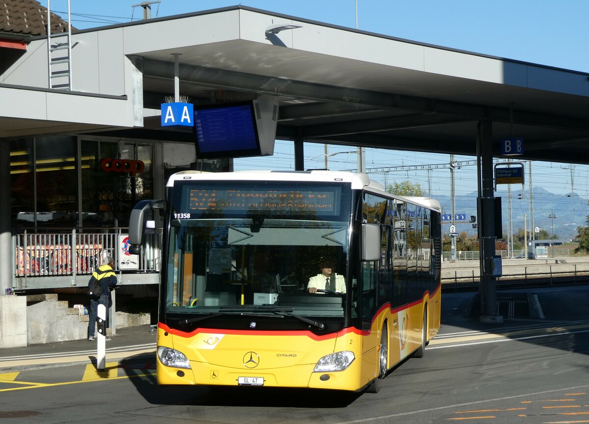 (229'803) - Niederer, Filzbach - Nr. 2/GL 47 - Mercedes am 23. Oktober 2021 beim Bahnhof Pf�ffikon